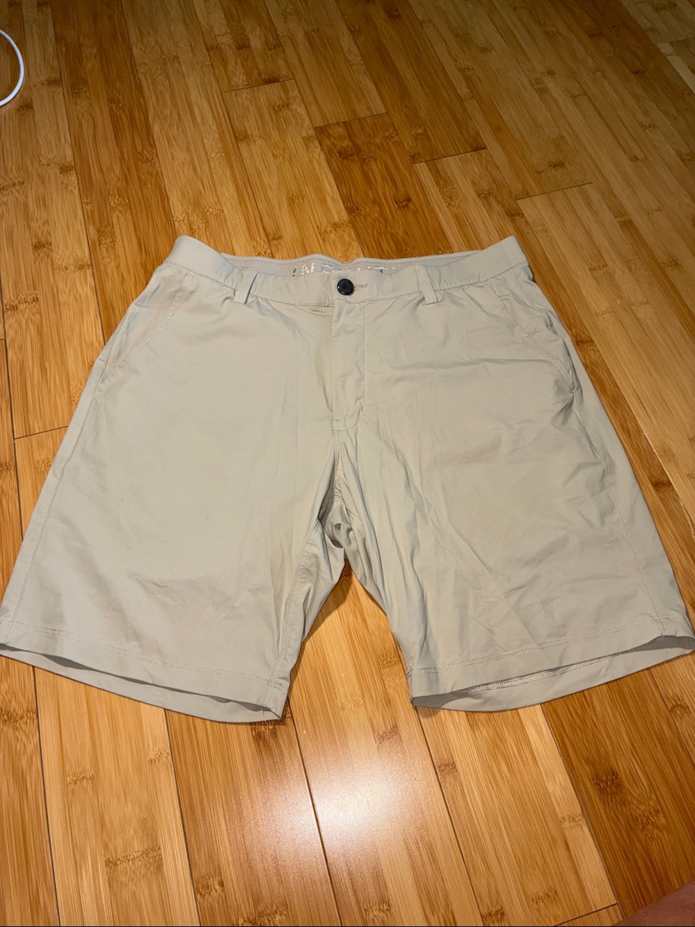 men’s infinity linearflex size 32 shorts beige like new